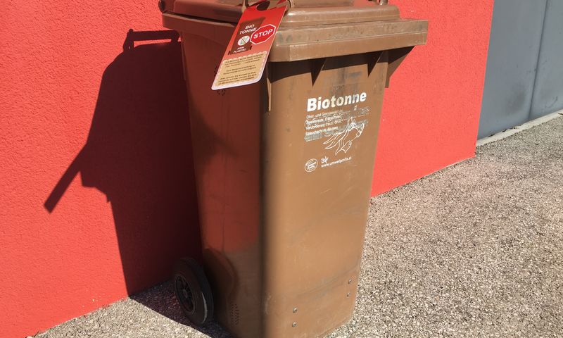 Biotonne mit Roter Karte Biotonne mit Roter Karte