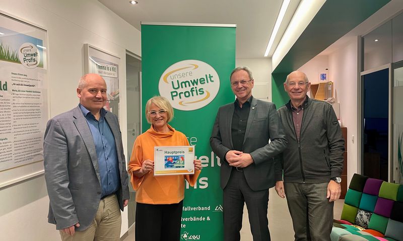 Preisübergabe im Rahmen der ASZ-Kund:innenbefragung v.l.n.r.: Christian Ehrengruber (Geschäftsführer LAVU GmbH), Klaudia Gringer (Gewinnerin), Bgm. Roland Wohlmuth (Vorsitzender OÖ LAV), Thomas Anderer (Geschäftsführer OÖ LAV)