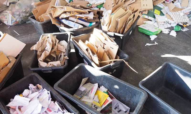 Verschieden Papierverpackungen und Fehlwürfe getrennt