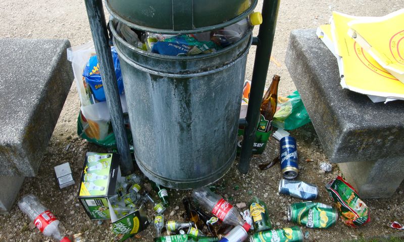 Überfüllter Abfallbehälter Überfüllter Abfallbehälter