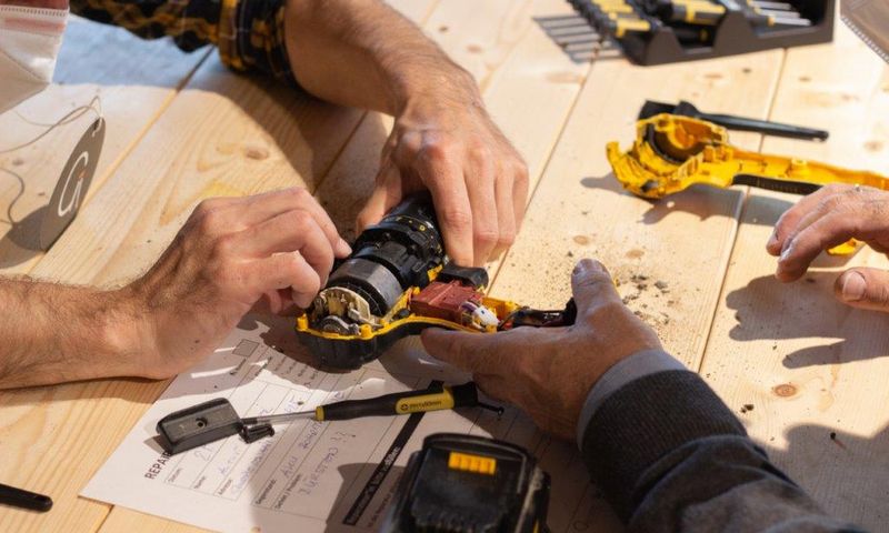 © Repair Café Ried Hände die ein Elektrogerät repaieren