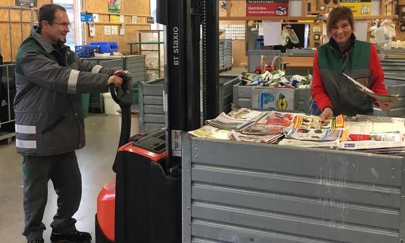 ASZ-Personal in der Annahmehalle