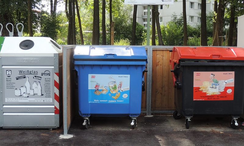 Altstoffsammelstelle mit Blauer Tonne