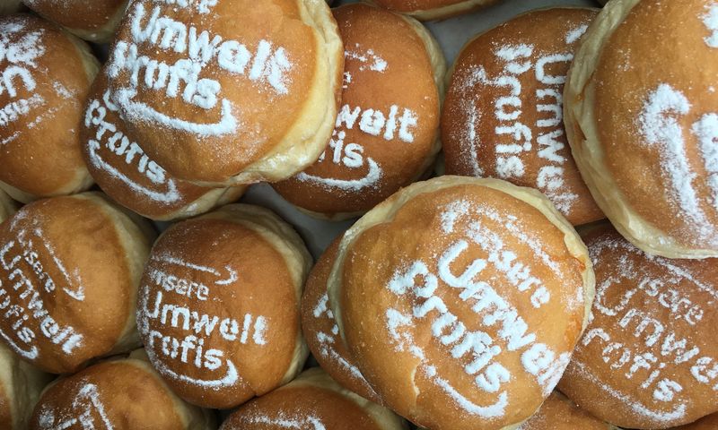 viele Krapfen mit Umweltprofilogo viele Krapfen mit Umweltprofilogo