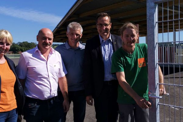 ASZ Leiter Maringer, Bgm Mag. Oberleitner, Vzgbm. Petermandl, Vzbgm. Weilig und DI Wahl vom Architektenteam beim Öffnen des Einfahrtstores; Quelle: BAV Perg