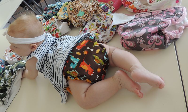 Baby mit Stoffwindeln Baby mit Stoffwindeln