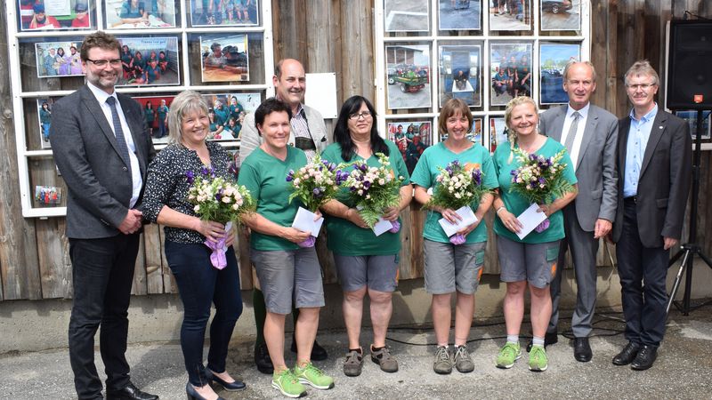 v.l.n.r.: KO Landtagsabgeordneter Dipl.-Päd. Gottfried Hirz, Seiringer Monika, Winter Christine, Bgm. Kons. Johann Baumann, Beer Eveline, Huber Jessica, Eder Manuela, Bgm. Mag. Brunsteiner (BAV-Verbandsvorsitzender), DI (FH) Karl-Heinz Zeitlinger (BAV-Ve