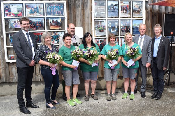 v.l.n.r.: KO Landtagsabgeordneter Dipl.-Päd. Gottfried Hirz, Seiringer Monika, Winter Christine, Bgm. Kons. Johann Baumann, Beer Eveline, Huber Jessica, Eder Manuela, Bgm. Mag. Brunsteiner (BAV-Verbandsvorsitzender), DI (FH) Karl-Heinz Zeitlinger (BAV-Verbandssekretär)