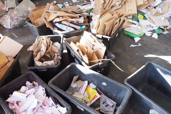 Verschieden Papierverpackungen und Fehlwürfe getrennt