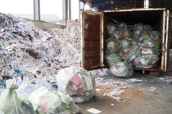 Container mit Müllsäcken