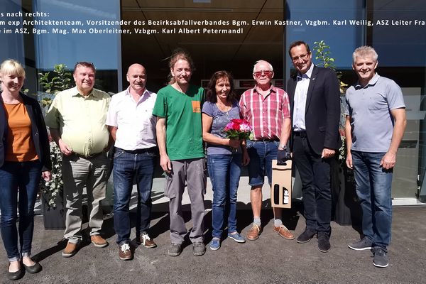 Übergabe der Willkommensgeschenke an die ersten Gäste im ASZ; Quelle: BAV Perg