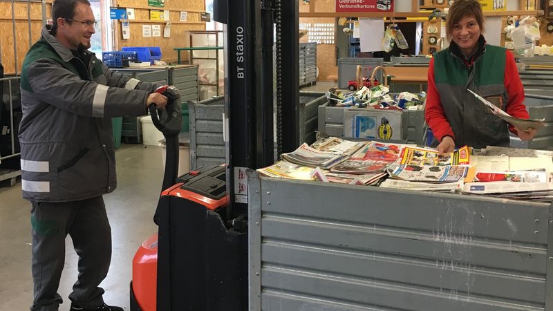 ASZ-Personal in der Annahmehalle